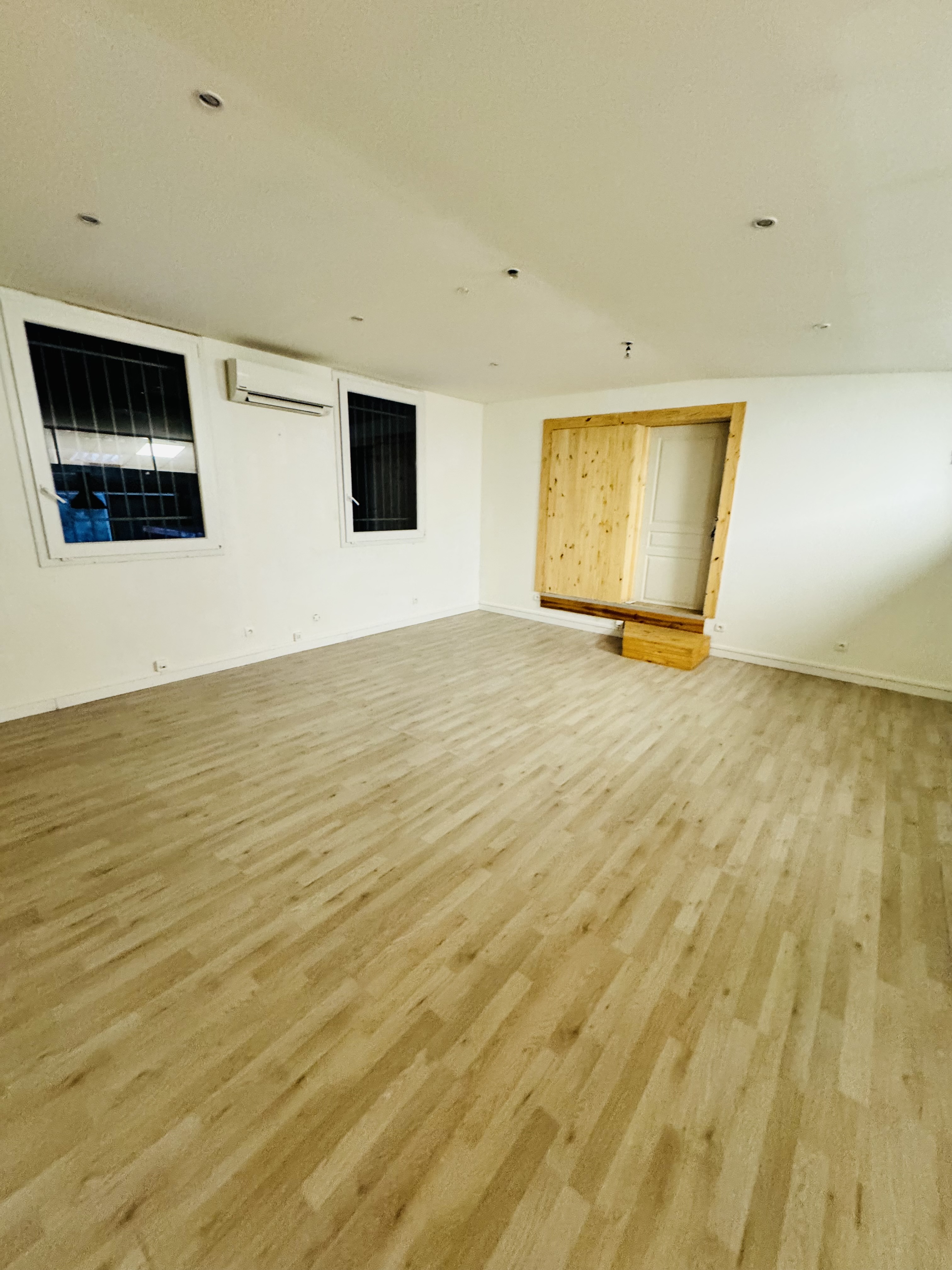Entrepot 86 m²+ bureaux - Aix en Provence - Réf. 411 - Photo 1