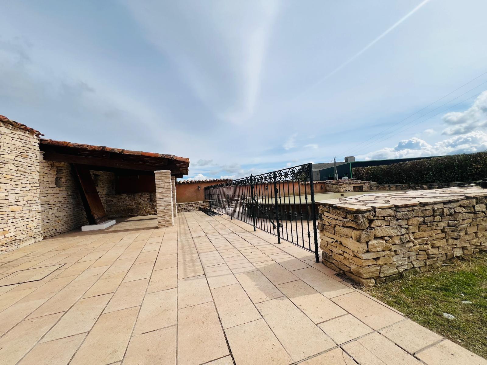 Ensemble immobilier avec local et maison - Sainte Tulle - Réf. 458 - Photo 8