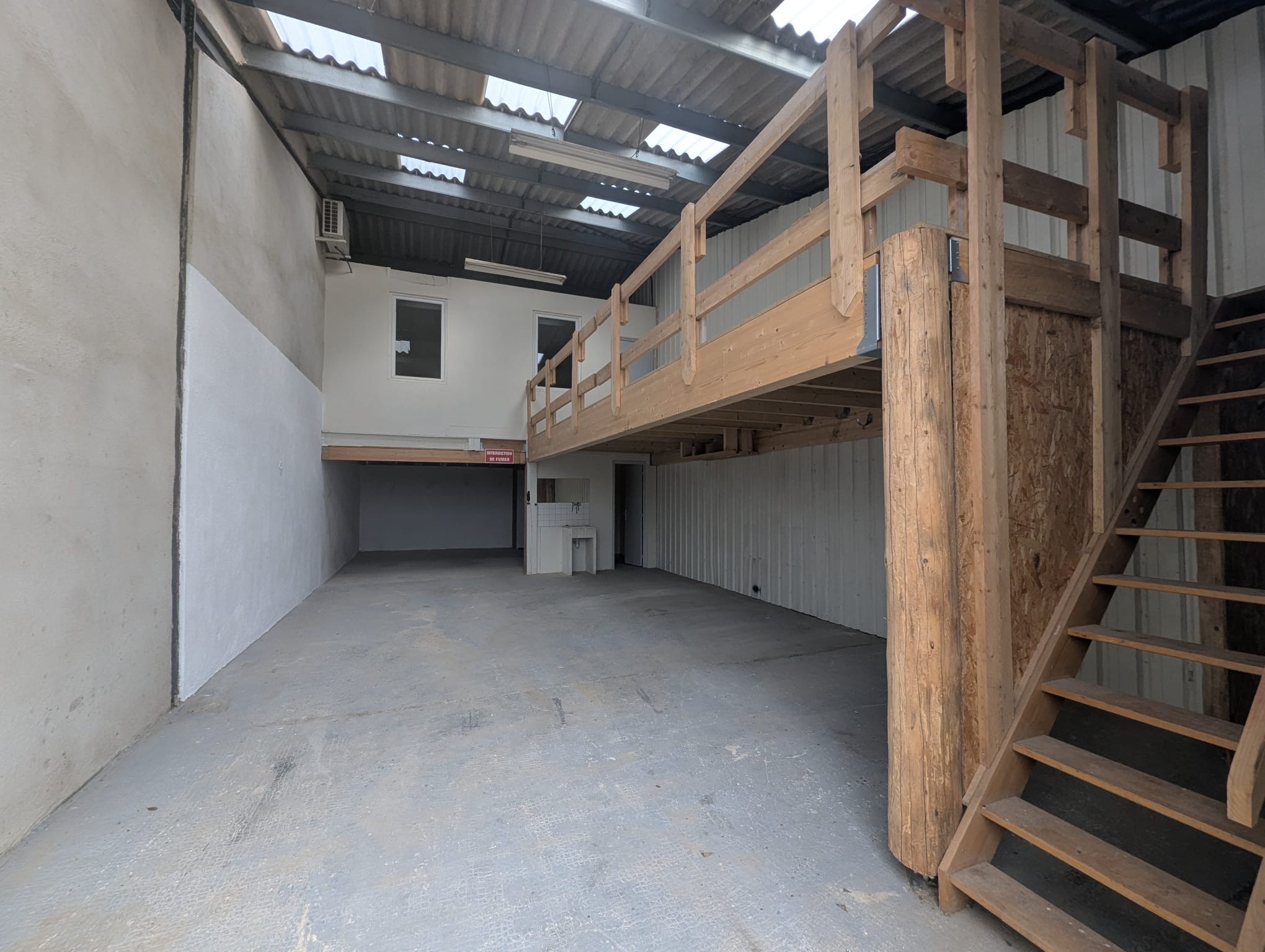 Entrepôt de stockage + Bureau