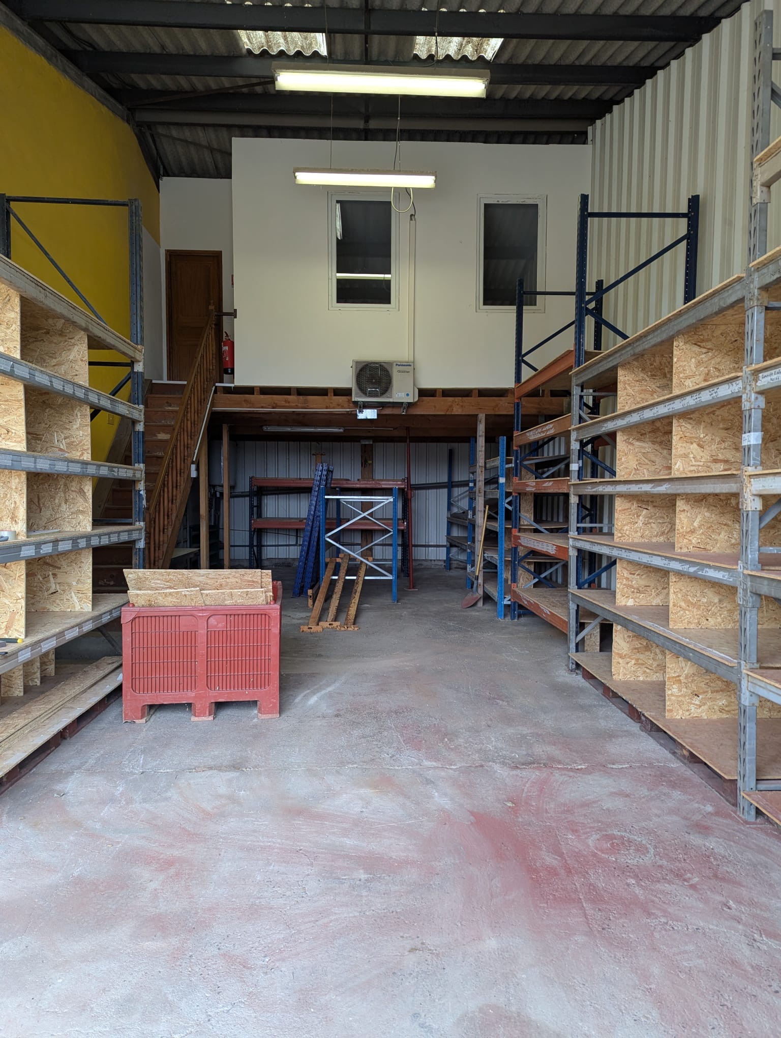Entrepôt de stockage + Bureau