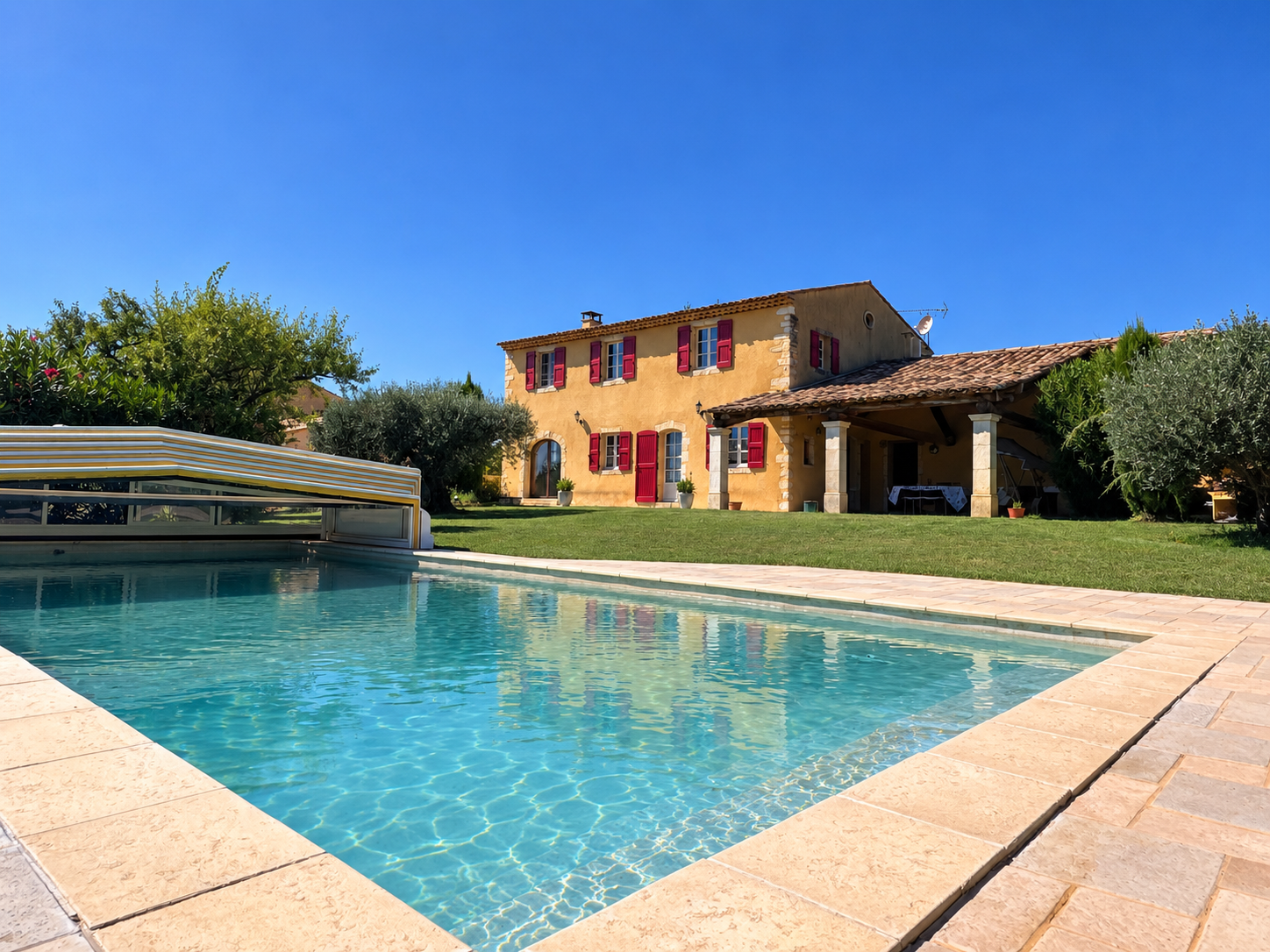 Bastide provençale avec piscine et dépendances